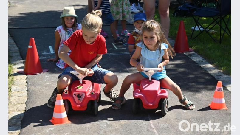 Eine der vier Spielestationen der Spielplatz-Rallye war das Bobby-Car-Rennen. Bild: Gerhard Franz