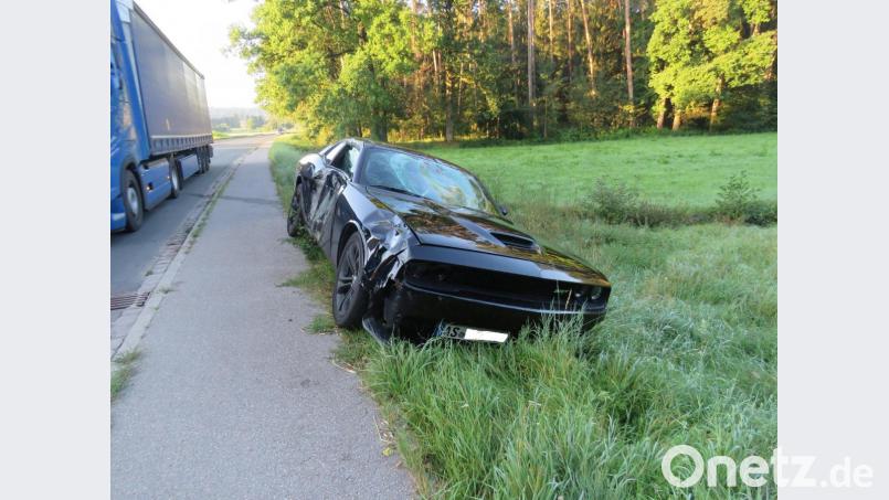 Auf der Industriestraße geriet der Dodge nach einem Überholmanöver ins Schleudern und erfasste einen Radfahrer, der auf dem Radweg unterwegs war. Bild: Polizei Sulzbach-Rosenberg