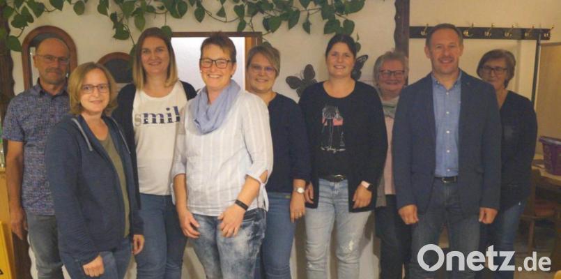 Der Gartenbau- und Ortsverschönerungsverein Gleiritsch hat eine neue Führungsspitze gewählt. Im Bild (von links) die neue Vorstandschaft, der Bürgermeister Josef Pretzl gratulierte: Zweiter Vorsitzender Norbert Schön, Beisitzerin Maria Zinkl, Beisitzerin Franziska Schmidhuber, die neue Vorsitzende Susanne Gschrey, Kassier Sabine Hutzler, Beisitzer Katrin Lang, Kassenprüferin Renate Lorenz, Bürgermeister Josef Pretzl und Kassenprüferin Maria Zinkl. Bild: sgs