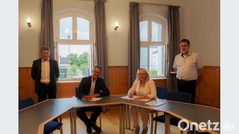 Prof. Dr. Andrea Klug, Präsidentin der OTH Amberg-Weiden, und Dr. Rainer Seßner, Geschäftsführer der Bayern Innovativ GmbH, bei der Unterzeichnung der Kooperationsvereinbarung (beide sitzend). Außerdem waren Prof. Dr.-Ing. Jürgen Koch, Studiengangsleiter Patentingenieurwesen und Dekan der Fakultät Maschinenbau / Umwelttechnik (rechts), und Dipl.-Ing. (FH) Bruno Götz, Leiter Patentzentrum Bayern, bei der Unterzeichnung anwesend. Bild: Misch/OTH Amberg-Weiden/exb