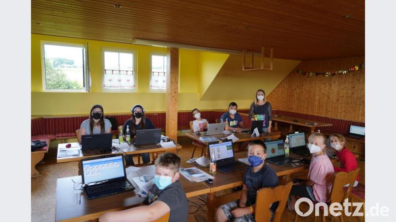 Jugendbeauftragte Franziska Maier (stehend) führte die Kinder in die Grundzüge des Programmierens ein. Bild: Sebastian Bötzl/exb