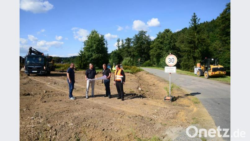 Bauamtsleiter Uli Rupprecht, Bürgermeister Rainer Rewitzer, Oberbauleiter Robert Niesner und Dipl.-Ing. Werner Kohl besprechen auf dem künftigen Areal des Baulagers die letzten Einzelheilten zur Durchführung der Baumaßnahme. Das Verkehrssschild macht die Notwendigkeit der Ausbau- und Sanierungsmaßnahme deutlich. Bild: bey
