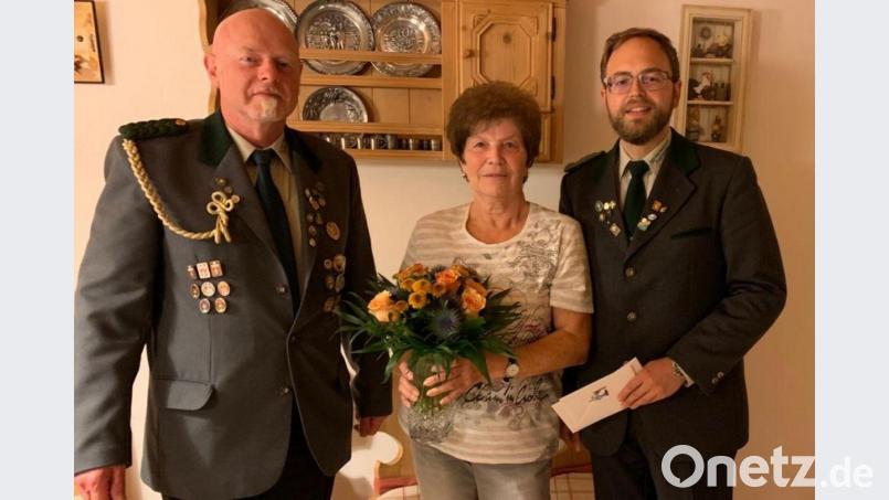 Zum 75. Geburtstag erhielt Traudl Huttmann unter anderem Glückwünsche von René Bauer (links) und Andreas Popp von der Schützengesellschaft Hackelstein Fuchsmühl. Bild: Kristin Schraml/exb