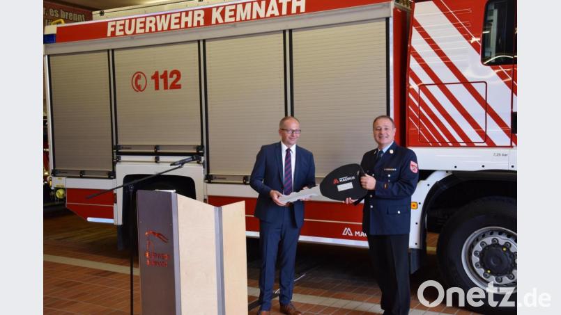 Nicht lange hatte Bürgermeister Roman Schäffler den symbolischen Fahrzeugschlüssel des &quot;TLF4000&quot; in seinen Händen. Er reichte ihn an Kommandant Peter Denz weiter. Bild: mde