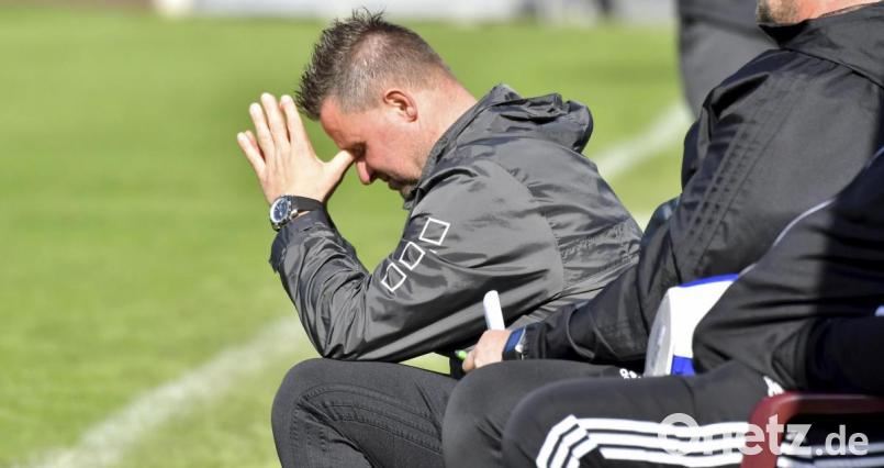 Manchmal hilft auch Nachdenken nichts: Der Gebenbacher Trainer Franz Koller durchlebt mit seiner Mannschaft derzeit eine schwere Zeit. 




Bilder: Hubert Ziegler Archivbild: Ziegler