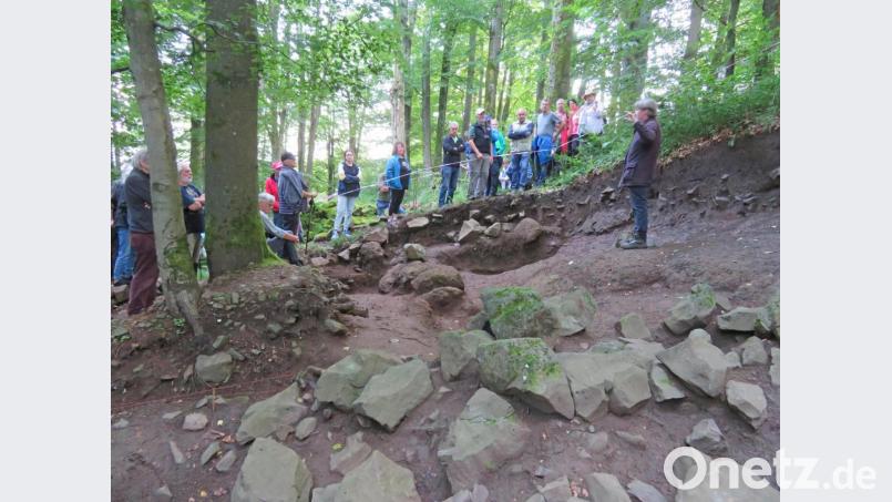 Der untere Ringwall, die erste Verteidigungsbefestigung am Fuße der Geröllhalde, war auch heuer wieder ein Schwerpunkt der Ausgrabungen. Dr. Hans Losert (rechst) berichtet, dass in diesem Bereich zwischen den angehäuften Vulkansteinen besonders viele Fundstücke entdeckt wurden. Bild: ow