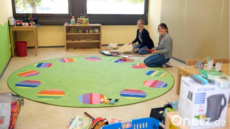 Die Erzieherinnen treffen die letzten Vorbereitungen. Am Montag erwarten sie die Kinder in der Außenstelle des Kindergartens "Kunterbunt", die in der Grund- und Mittelschule untergebracht ist. Bild: Hirsch
