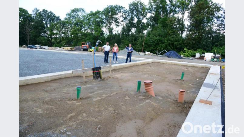 Bürgermeister Rainer Rewitzer, Zweite Bürgermeisterin Andrea Lang und Bauamtsleiter Uli Rupprecht (von links) besichtigen den Fortschritt auf der Baustelle. In der 28. Kalenderwoche begannen die Bauarbeiten für die Errichtung des Bauhofes. Bild: bey