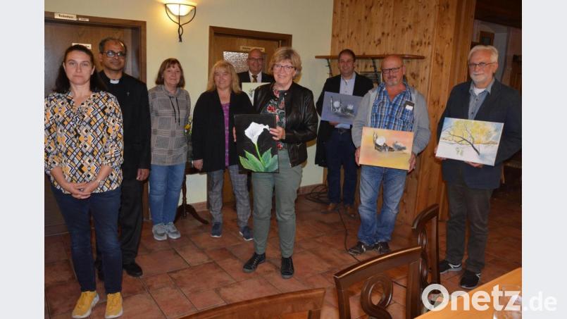 Eine stattliche Spendensumme schüttete das Katholische Landvolk Wernersreuth aus. Im Bild (von links) Zweite Vorsitzende Petra Fröhlich, Pfarrer George Parankimalil, Maria Meyer (Leiterin Bastelgruppe), Vorsitzende Brigitte Meyer, Bürgermeister Klaus Meyer, Johanna Schirdewahn (Asante e.V.), Holger Hassel (SOS-Kinderdorf Immenreuth), Gerhard Wildgans (Rumänienhilfe) und Manfred Kellner (Landvolk-Hilfsprojekt Senegal). Bild: jr