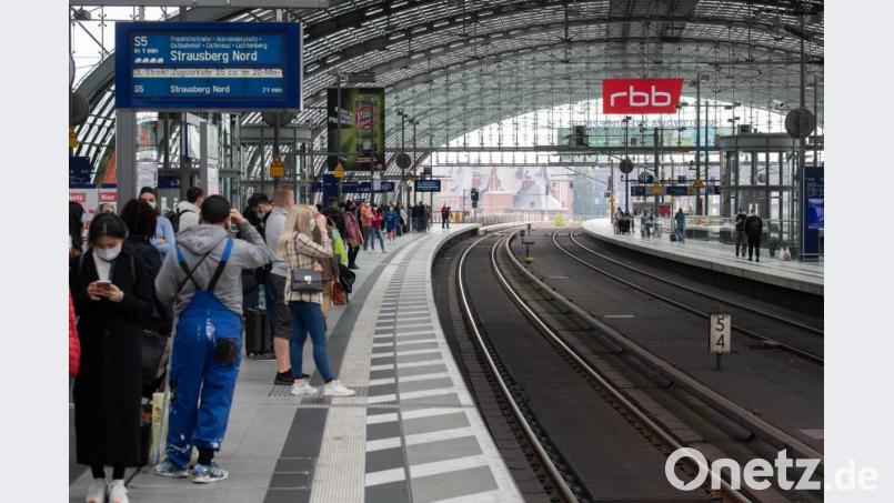 Warten auf die Bahn: Die dritte Streikwelle der Lokführergewerkschaft GDL ist am Donnerstag angelaufen. Symbolbild: Paul Zinken