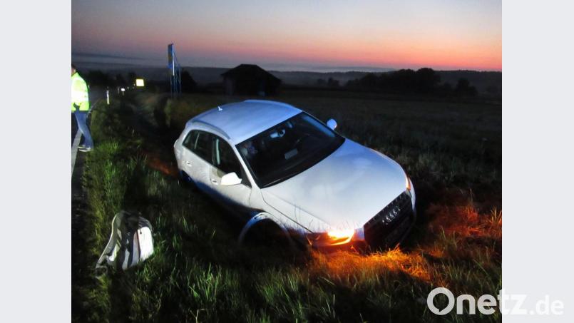Der Audi-Fahrer, dem ein 20-Jähriger die Vorfahrt genommen hatte, konnte trotz eines Ausweichmanövers den Unfall nicht mehr verhindern und landete mit seinem Wagen im Straßengraben. Bild: Polizei Amberg