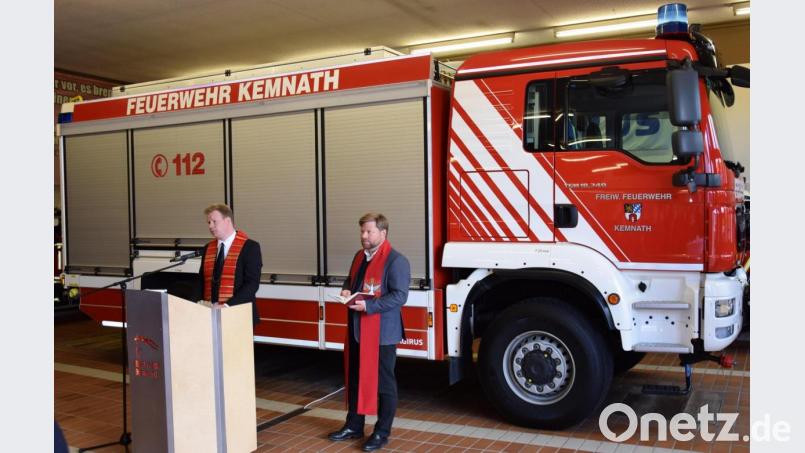 Pfarrer Thomas Kraus (links) unterbrach für die Segnung des „TLF4000“ der Feuerwehr seinen Urlaub. Gemeinsam mit dem evangelischen Pfarrer Hannes Kühn aus Speichersdorf wurde der Segen für das Fahrzeug erbeten. Bild: mde