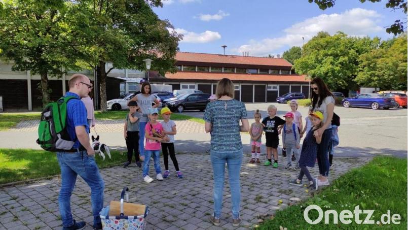 Die Flosser Kinder erkunden die Pflanzenwelt rund um die Gemeinde. Bild: le
