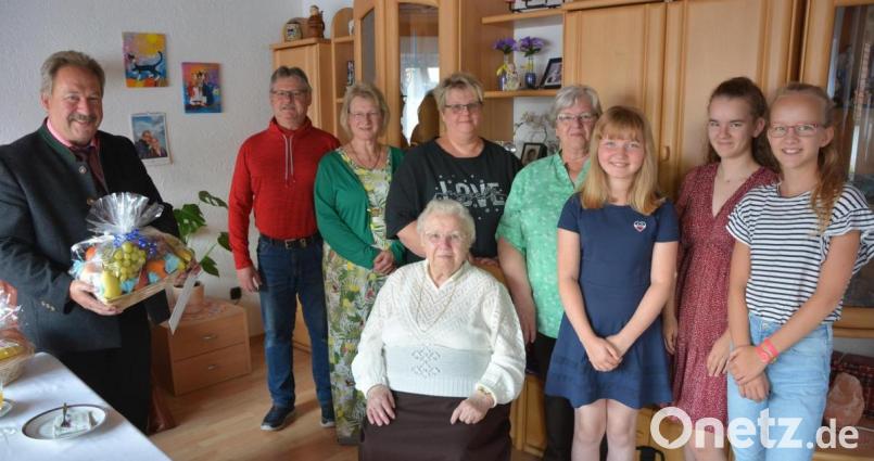 Ihren 85. Geburtstag feierte am Mittwoch Margit Eiglmeier (vorne). Der gebürtigen Sudetendeutschen gratulierten unter anderem (von links) Bürgermeister Johann Brandl, Sohn Hermann, die Töchter Martina, Michaela und Christina sowie die Urenkelinnen Jasmin, Sandra und Sophia. Bild: jr