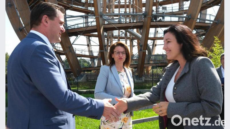 Landrat Thomas Ebeling (links) und Bundestagskandidatin Martina Englhardt-Kopf (Mitte) hießen Bundesministerin Dorothee Bär (rechts) an der Steinberger Holzkugel willkommen. Bild: Hirsch