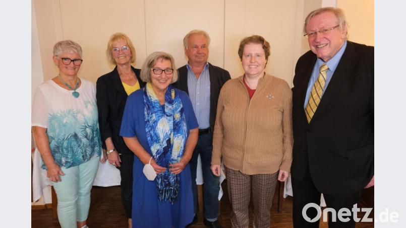 Sie wurden einstimmig in den neuen Vorstand der Europa-Union Amberg-Sulzbach gewählt (von links): Helga Watroba und Anita Donhauser, Lilo Eckert, Bernhard Matschiner, stellvertretende Vorsitzende Christine Augsberger und Vorsitzender Hermann Kucharski. Bild: usc