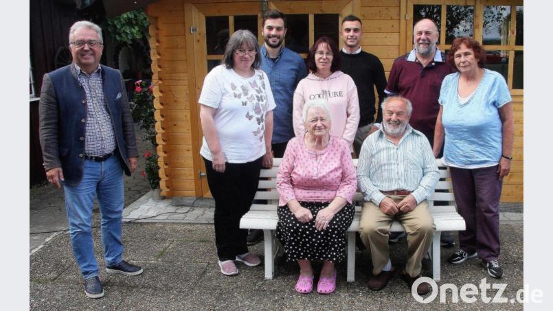 Josef Meierl (vorne rechts) feierte seinen 85. Geburtstag. Dazu gratulierten Ehefrau Erika (vorne links) sowie (stehend, von links) Bürgermeister Toni Dutz, Tochter Inge, die Enkel Patrick, Anita und Alexander sowie Sohn Richard und dessen Ehefrau Petra. Bild: wro