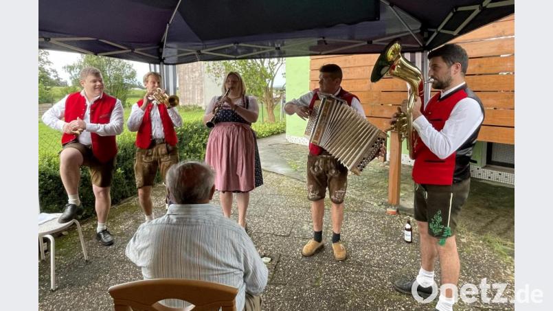 Am Nachmittag spielten die &quot;Zoiglkryner&quot; aus Falkenberg auf. Mit dabei war auch Josef Meierls Enkelsohn, Patrick Oroudji (rechts). Bild: Familie Meierl/ exb