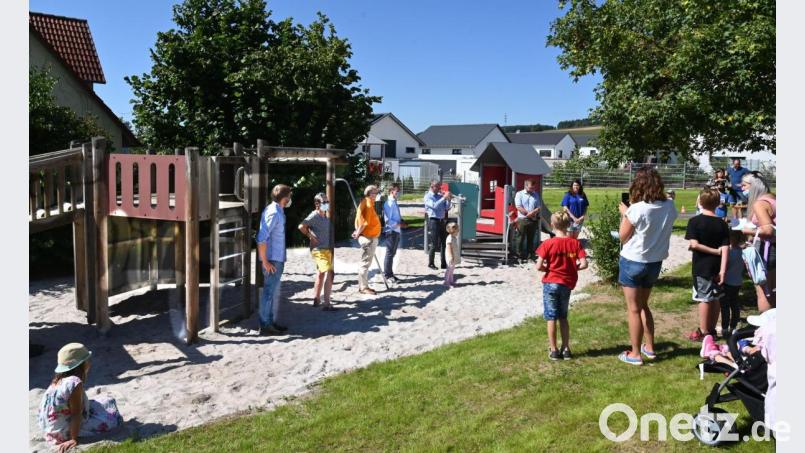 Die Eröffnung des erweiterten Kinderspielplatzes an der Frühlingsstraße mit (von links) Benedikt Lobinger, Veronika Niklaus, Josef Witt, Florian Füger, Franz Badura, Wolfgang Zehend und Nadine Gräml. Bild: Gerhard Franz