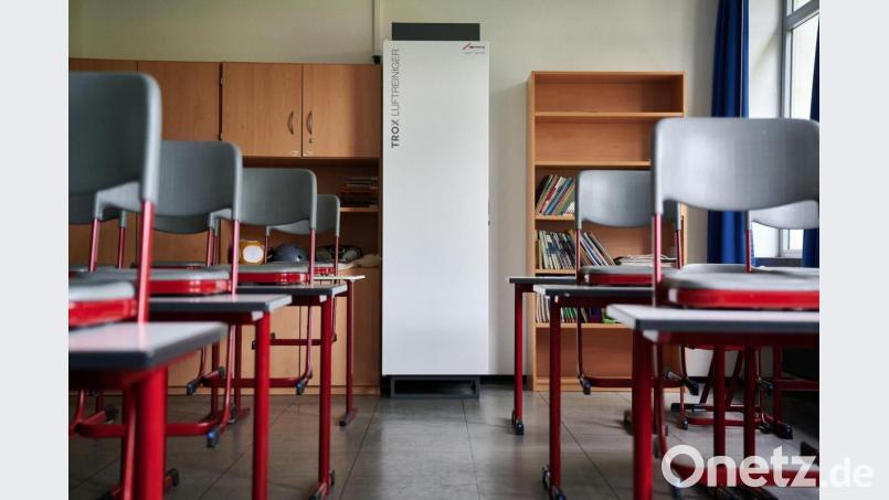 Mobile Luftfilter werden in immer mehr Klassenzimmern installiert. Sie sind vor allem dort zur Unterstützung ratsam, wo es zu kleine oder zu wenige Fenster gibt. Bild: Bernd Thissen/dpa