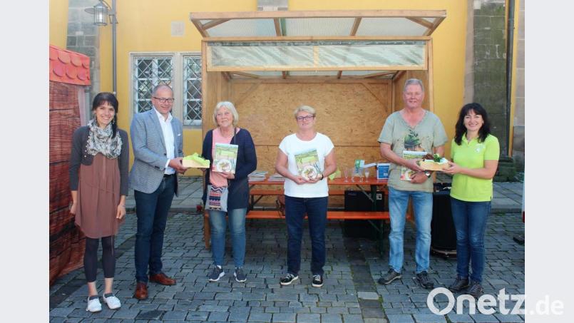 Wurden von Stadtmarketing-Mitarbeiterin Romina Passon-Pühl (von links), Bürgermeister Roman Schäffler und Landfrau Maria Deß (rechts) für ihre eingereichten Rezepte belohnt: Hildegard Schroll (Dritte von links), Rita Popp (Mitte) und Herbert Pühl. Bild: stg