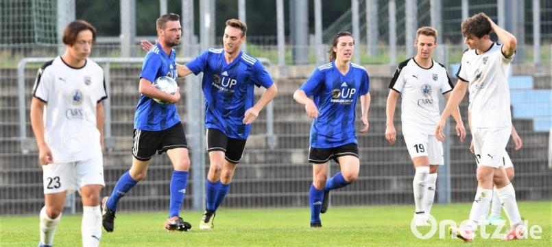 Nach dem Ausgleich kurz vor der Pause hatten es die Spieler der SpVgg SV Weiden eilig. Torschütze Josef Rodler (blaues Trikot von links), Michael Busch und Erol Özbay wollen schnell weiterspielen, um den frühen Rückstand zu drehen. Was im zweiten Abschnitt gelang. Bild: Büttner, Gerhard