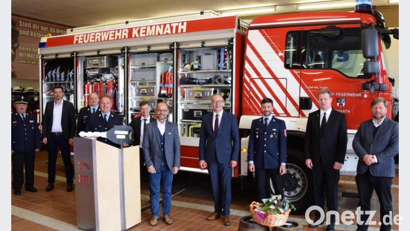 Das „TLF4000“ der Feuerwehr Kemnath ist nun offiziell in den Dienst gestellt, übergeben und gesegnet. Im Bild (von links): Kreisbrandrat Andreas Wührl, Zweiter Bürgermeister von Marktleugast Martin Döring, Kommandant der Feuerwehr Marktleugast Hans Kögler, Feuerwehrkommandant Peter Denz, Otmar Fassold, stellvertretender Landrat Alfred Scheidler, Bürgerrmeister Roman Schäffler, Feuerwehrvorstand Marco Schäffler, Pfarrer Thomas Kraus und Pfarrer Hannes Kühn. Bild: mde