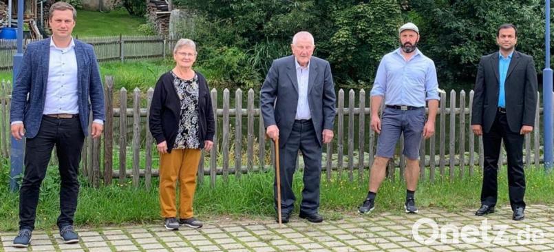 Jubilar Rudolf Philipp (Mitte) freute sich über die Glückwünsche von Bürgermeister Wolfgang Söllner (von links), Christa Schiener vom Seniorenwerk, Sohn Michael und Pfarrer Pater Anish George. Bild: soj