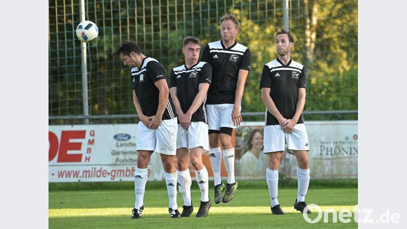 Die Freistoßmauer des FC Weiden-Ost duckt sich weg und schon schlägt der Ball zum 1:0 für den TuS Schnaittenbach im Ost-Gehäuse ein. Bild: ref