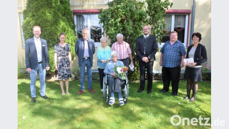 Einrichtungsleiter Christian Reuter, Enkelin Theresa, Sohn Johann, Schwester Almeda, Sohn Ludwig, Landrat Andreas Meier, Pfarrer Hubert Bartel und Dritte Bürgermeisterin Brigitte Kreinhöfner (von links) gratulieren Anna Bäuml zum 100. Geburtstag. Bild: fz