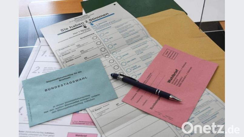 Und so sehen die Briefwahlunterlagen bei der Bundestagswahl am 26. September aus. Bild: Gabi Schönberger