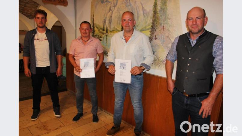 Zimmerei-Inhaber Markus Konrad ehrte seine langjährigen Mitarbeiter Günther Hofmann und Robert Lindner und würdigte auch seinen Sohn Sebastian für dessen Leistungen und Engagement (von rechts). Bild: kro