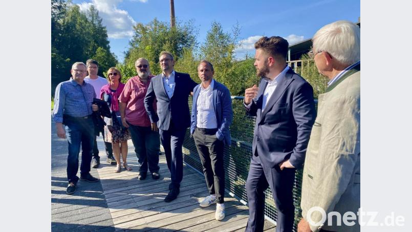 Vor der Tritschler-Ruine: Bayerns Umweltminister Thorsten Glauber (Dritter von rechts) im Gespräch mit Neustädter Stadträten und Vertretern der Freien Wähler aus dem Landkreis; neben Glauber Neustadts Bürgermeister Sebastian Dippold (rechts) und der FW-Bundestagskandidat Tobias Groß (links). Bild: Eichl