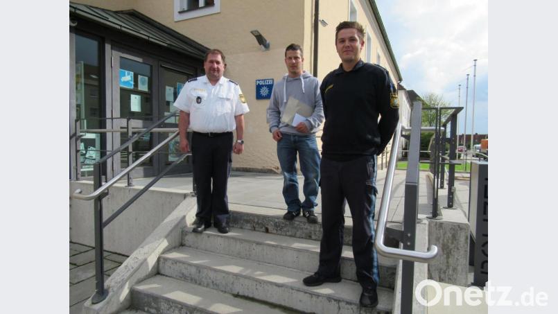 Erster Polizeihauptkommissar Roland Heldwein (links) und Sachbearbeiter Polizeihauptmeister Kevin Weiß (rechts) dankten Marco Eisenkolb für sein beherztes Eingreifen. Bild: Polizeiinspektion Waldsassen/exb