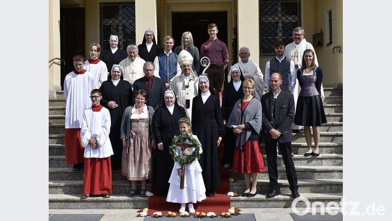 Nach der Feier der ewigen Profess versammeln sich die Beteiligten auf den Stufen vor der Mutterhauskirche. Bild: sck