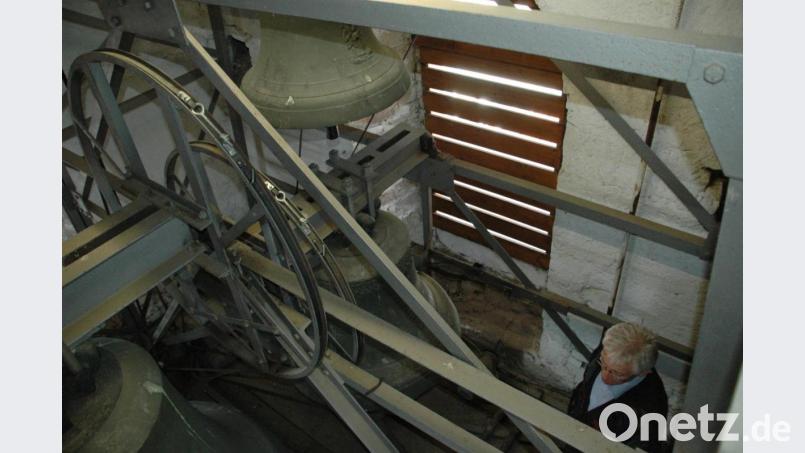 Von der neuen Qualität der Glockenmusik hoch oben über den Dächern von Waidhaus überzeugt sich auch Pfarrer Georg Hartl (rechts unten). Bild: fjo