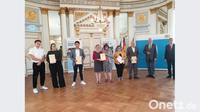 Den Oberpfälzer Integrationspreis nahmen entgegen: (von links) Tim Schlierkamp-Voosen, Taqwa Gad, Nezamuddin Haydari, Alexandra Geiger, Esther Burkert, Brigitte Ertl und Roland Troidl. Bayerns Innenminister Joachim Herrmann und Axel Bartelt gratulierten. Bild: gib