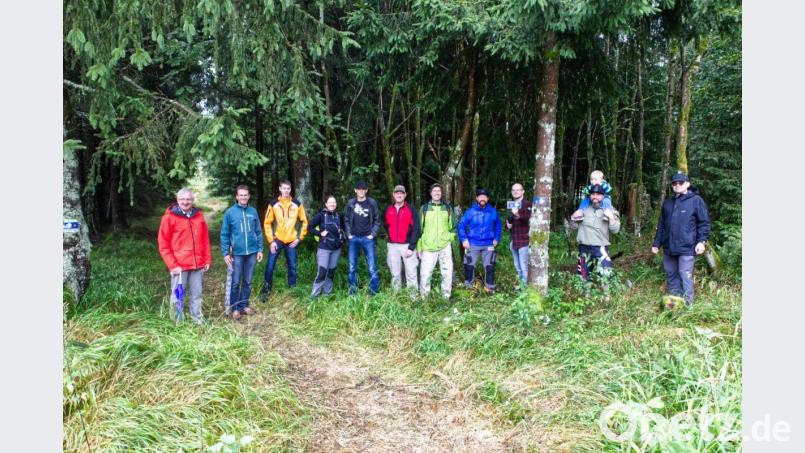 Der neue Mountainbike-Trail im Steinwald konnte seiner Bestimmung übergeben werden. Auf dem Bild Bürgermeister Johannes Reger (links) mit Revierförster Carsten Klöble (Zweiter von links) sowie den Mitgliedern des Mountainbike-Clubs „IG Stoapfalz“ um Vorsitzenden Franz Kühn (Fünfter von rechts). Bild: njn