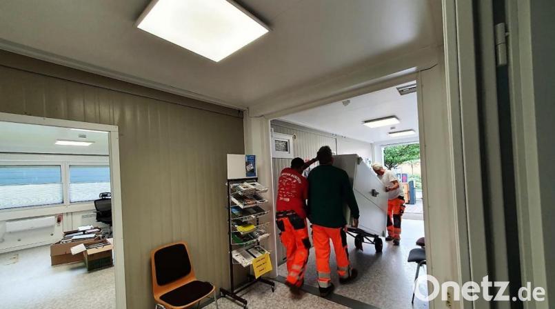 Das Mobiliar wurde mit vereinten Kräften aus den Containern in das benachbarte neue Rathaus gebracht. Bild: stg