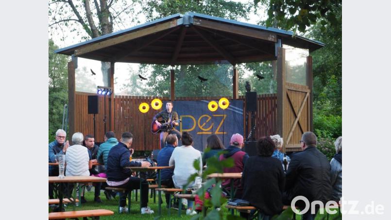 Peter Geyer bestreitet das Finale der Neustädter Serenaden mit Countrymusik. Bild: krb