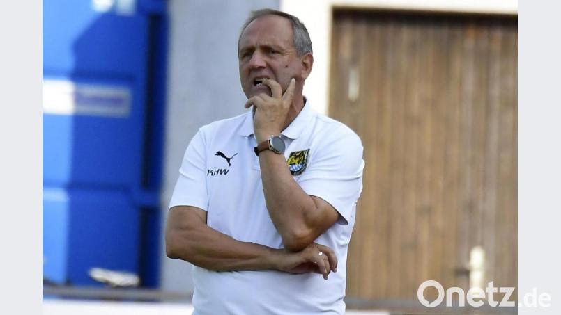 Ein nachdenklicher Trainer Karl-Heinz Wagner. Wieder kostete ein Gegentreffer in der Nachspielzeit seiner Mannschaft einen Punkt. Bild: Hubert Ziegler