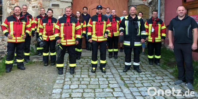 Die Feuerwehrleute von Moosbach und Burgtreswitz wurden durch den dritten Vorsitzenden des Fördervereins Schloss Burgtreswitz Wolfgang Mayer (rechts) in die Geheimnisse der neuen Brandschutzanlage des Schlosses eingewiesen. Bild: gi
