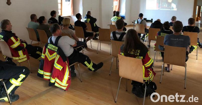 Die Feuerwehrleute von Moosbach und Burgtreswitz wurden durch den dritten Vorsitzenden des Fördervereins Schloss Burgtreswitz Wolfgang Mayer in die Geheimnisse der neuen Brandschutzanlage des Schlosses eingewiesen. Bild: gi