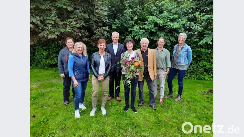 Die langjährige Übungsleiterin Maria Röhrl mit den Vorsitzenden Elisabeth Püschel, Doris Gnan und Cornelia Ruppert, Vilsecks stellvertretendem Bürgermeister Thorsten Grädler, Ehrenmitglied Horst Bär, der Spartenleiterin Turnen, Susanne Hiltel, und der langjährige Spartenleiterin Turnen, Michaela Fink. Bild: Dominik Gruber/exb