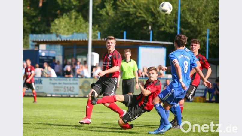 Chancen waren beim Derby SV Etzenricht gegen SC Luhe-Wildenau absolute Mangelware. Hier die einzige Gelegenheit der Gäste kurz nach der Pause. Geitner (Mitte) versucht einen Seitfallzieher, wird dabei von den SClern Zawal (links) und Bartosch (rechts) flankiert, Etzenrichts Kapitän Koppmann kommt einen Moment zu spät. Bild: war