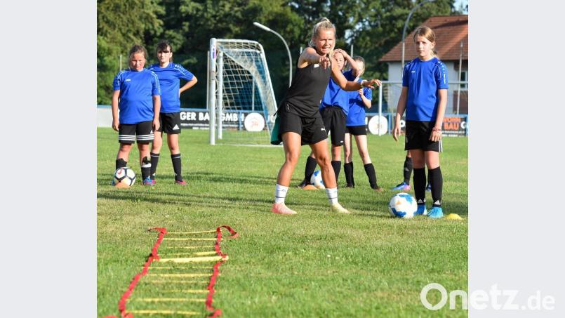 Beim SV Altenstadt bei Vohenstrauß wird kräftig trainiert. Manchmal sogar unter professioneller Anleitung von Ex-Profifußballerin Julia Simic. Bild: A. Schwarzmeier