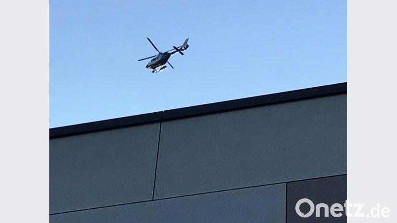 Ein Polizeihubschrauber kreiste am Mittwoch über dem Weidener Stadtzentrum. Bild: Gabi Schönberger
