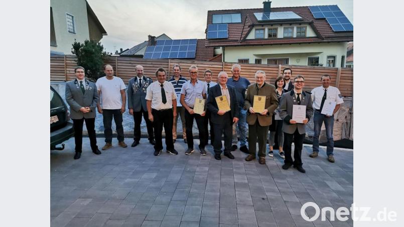 Im Namen des Sportschützengrenzgau, Deutschen Schützenbund und dem SV 1884 erhielten viele Mitglieder eine Auszeichnung, insbesonders Otto Wildenauer und Georg Zierer (vorne Zweiter und Dritter von rechts) für außergewöhnliche 70 Mitgliederjahre. Bild: gz