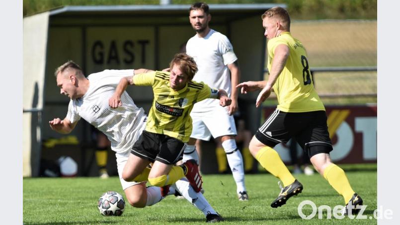 Aufsteiger DJK Neustadt/WN feierte beim 3:2 in Mantel den ersten Erfolg dieser Saison. In dieser Szene ringen der Manteler Stefan Harrer (von links) und Bastian Forster um den Ball. Patrick Stubenvoll und Steffen Markl spekulieren ebenso auf einen Ballgewinn. Bild: Büttner