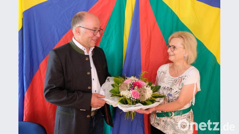 Zum 40-jährigen Dienstjubiläum gratulierte Bürgermeister Albert Nickl Kita-Leiterin Waltraud Wagner Bild: do